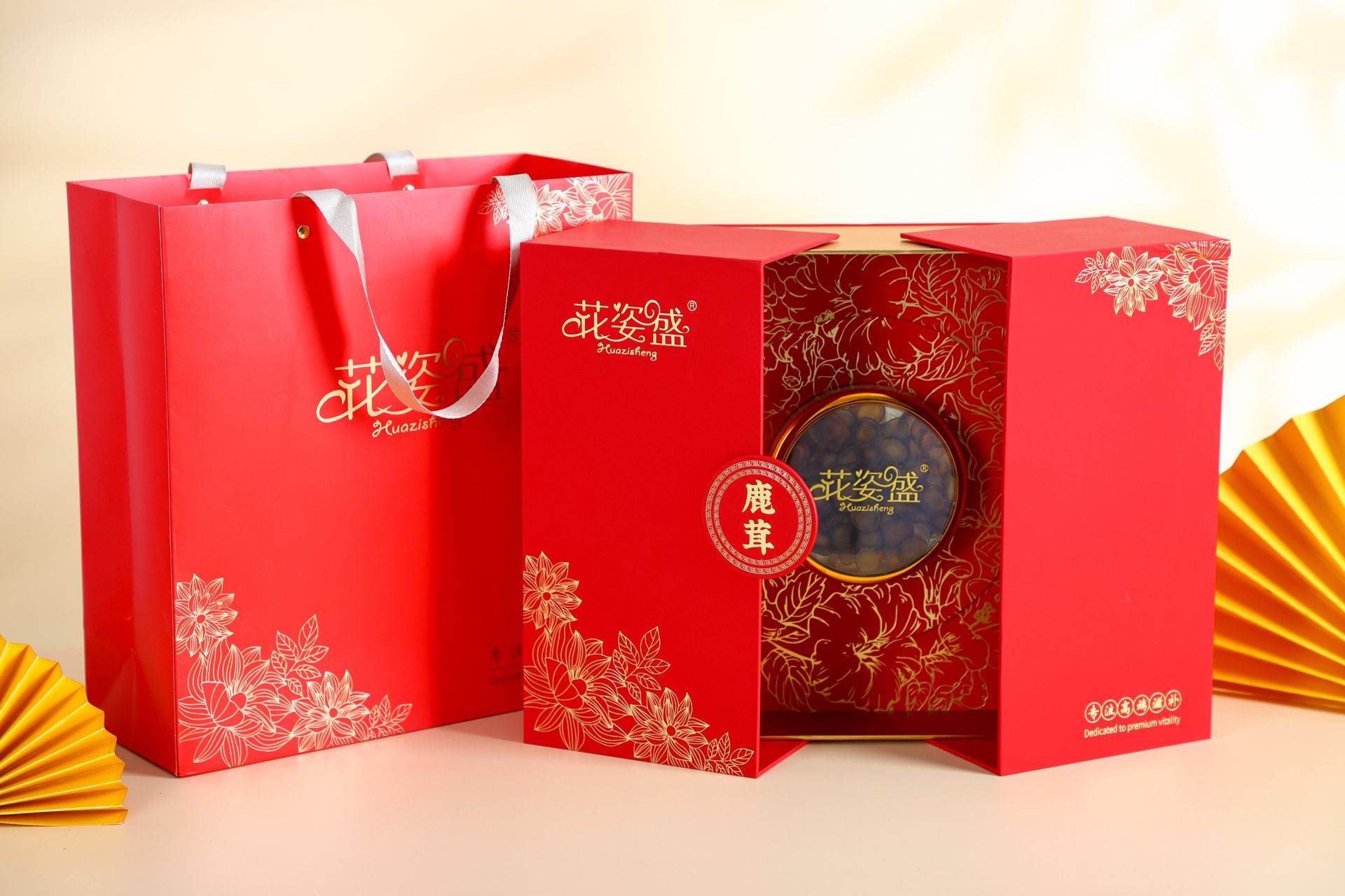 鹿茸腊片泡酒场景，橙黄透亮酒液