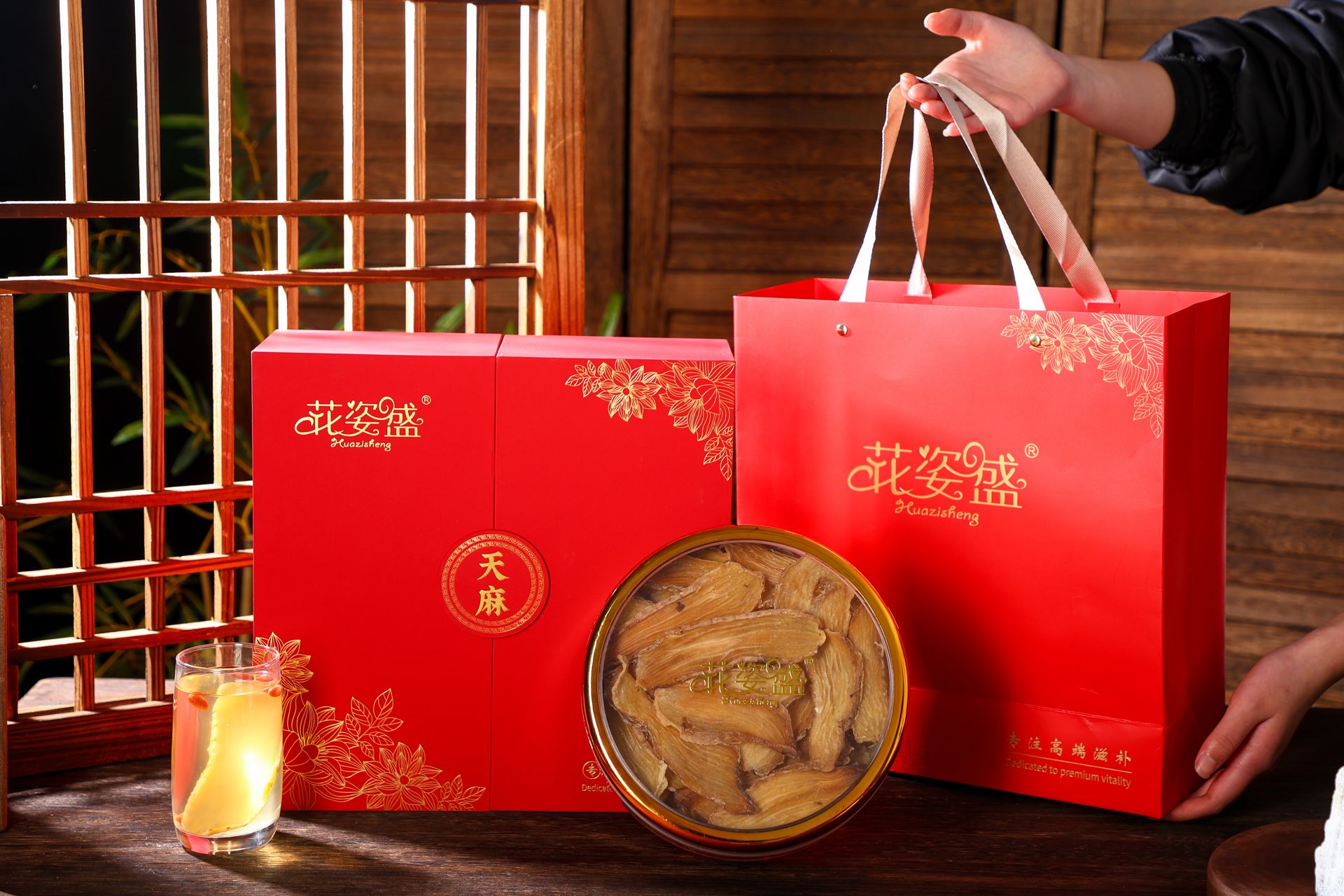 天麻搭配枸杮红枣炖汤材料展示